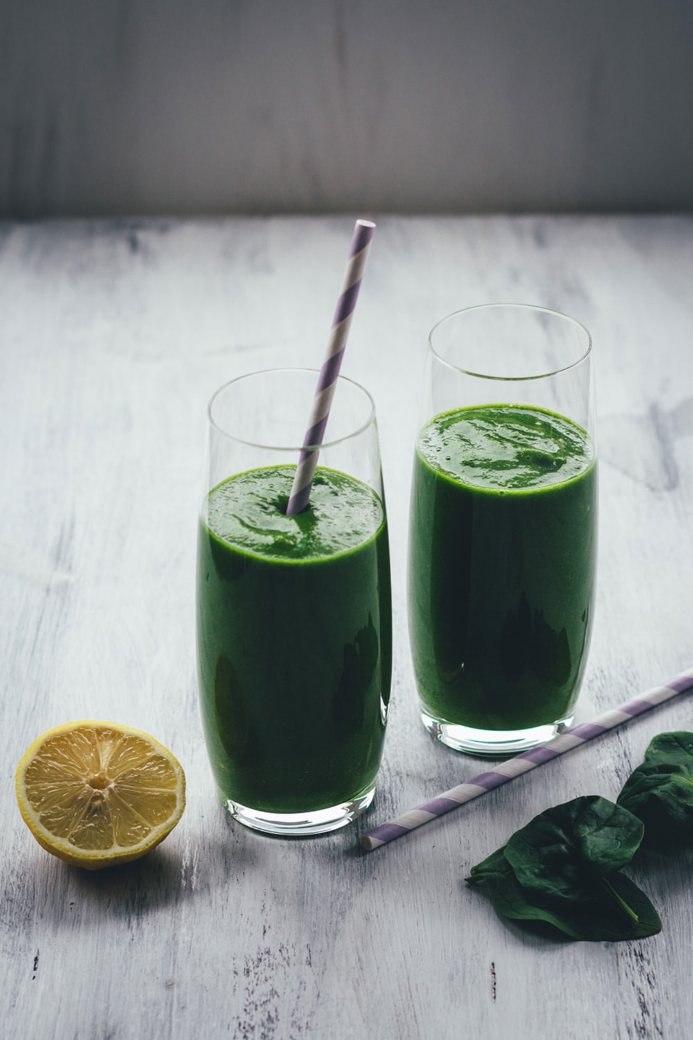 Einsteiger-Rezept für grünen Smoothie | Grüner Smoothie mit Spinat, Banane, Mango und Ingwer | gesund, voller Vitamine und einfach selbst zu machen | moeyskitchen.com #grünersmoothie #gruenersmoothie #smoothie #smoothies #rezepte #foodblogger #detox #vegan #healthychoices #gutevorsätze #drinks #getränke #spinatsmoothie #spinat