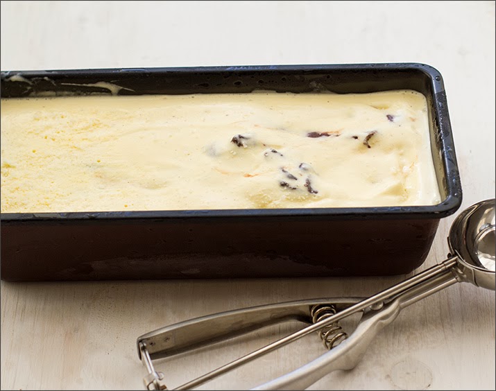 Sahniges Vanilleeis mit Schoko-Erdnüssen und Schoko-Fudge Vanilleeis mit Schoko-Erdnüssen und Schoko-Fudge in einer Kastenform