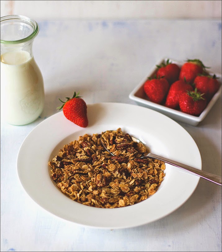 Ahornsirup-Pekannuss-Granola mit Milch und frischen Erdbeeren - Rezept für das Müsli der Woche als selbstgemachtes Knuspermüsli