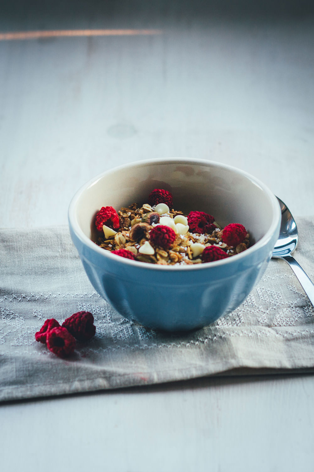 Rezept für Himbeer-Pistazien-Granola | Mein Müsli der Woche | Knuspermüsli mit gefriergetrockneten Himbeeren, Pistazien und weißer Schokolade | moeyskitchen.com #granola #knuspermüsli #muesli #himbeeren #pistazien #schokolade #selbstgemacht #homemade #foodblogger #rezepte #frühstück #breakfast