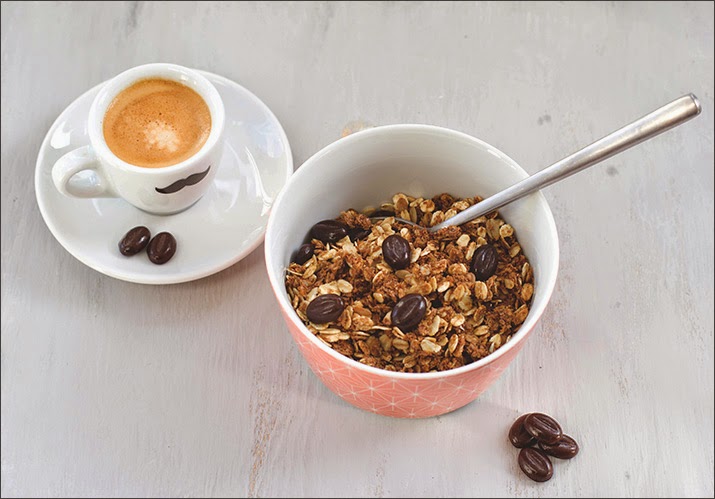 Rezept für Kaffee-Granola mit Espresso und Mokkabohnen, serviert mit einem Espresso
