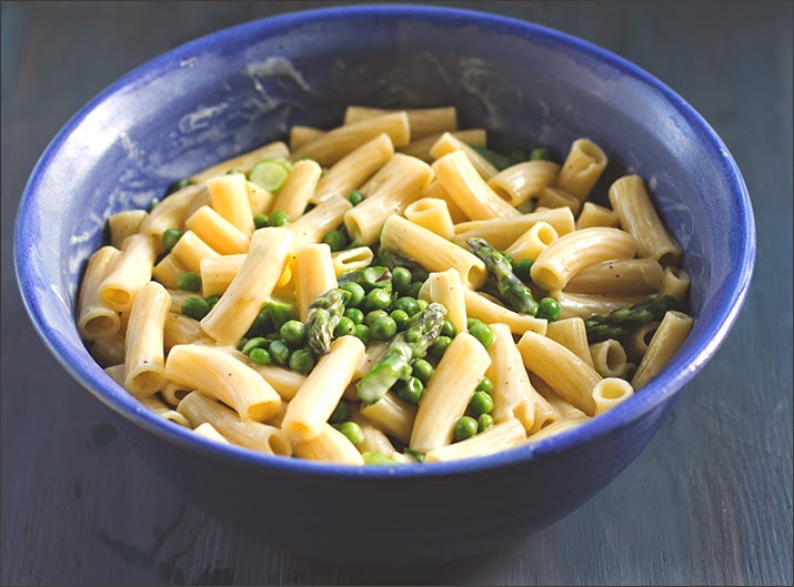Pasta mit grünem Spargel, Erbsen und Zitronen-Weißwein-Sauce Rezept für Pasta mit grünem Spargel, Erbsen und Zitronen-Weißwein-Sauce, serviert in einer großen Schüssel