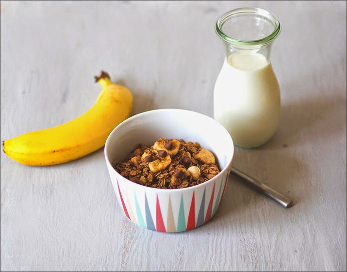 Müsli der Woche - Schoko-Banane-Haselnuss-Granola - selbstgemachtes Knuspermüsli Schoko-Banane-Haselnuss-Granola in der Schüssel - Rezept für selbstgemachtes Knuspermüsli