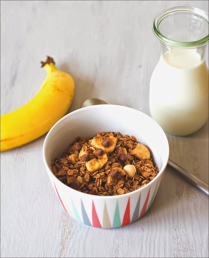 Müsli der Woche - Schoko-Banane-Haselnuss-Granola - selbstgemachtes Knuspermüsli Schoko-Banane-Haselnuss-Granola in der Schüssel - Rezept für selbstgemachtes Knuspermüsli