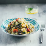 Rezept für sättigenden Sommer-Salat: erfrischender Quinoa-Salat | buntes Salatrezept mit Mais, Feta, Tomaten und Avocado | moeyskitchen.com #sommer #salat #sommersalat #quinoa #quinoasalat #rezepte #foodblogger #sommerrezept