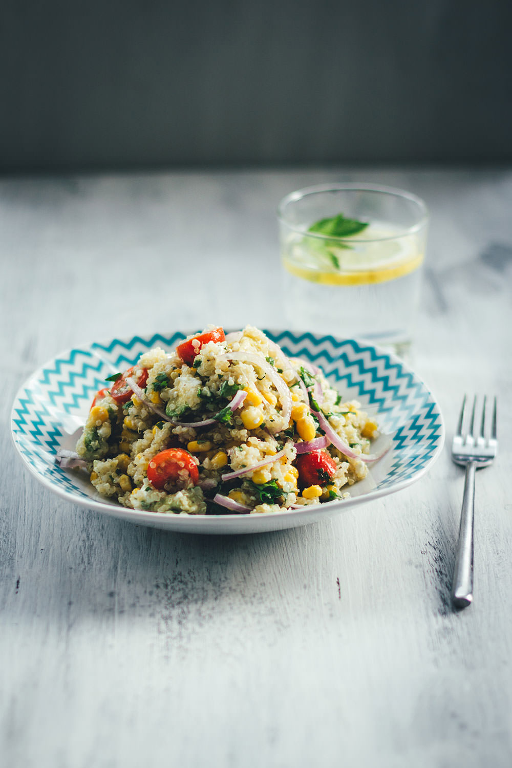 Rezept für sättigenden Sommer-Salat: erfrischender Quinoa-Salat | buntes Salatrezept mit Mais, Feta, Tomaten und Avocado | moeyskitchen.com #sommer #salat #sommersalat #quinoa #quinoasalat #rezepte #foodblogger #sommerrezept