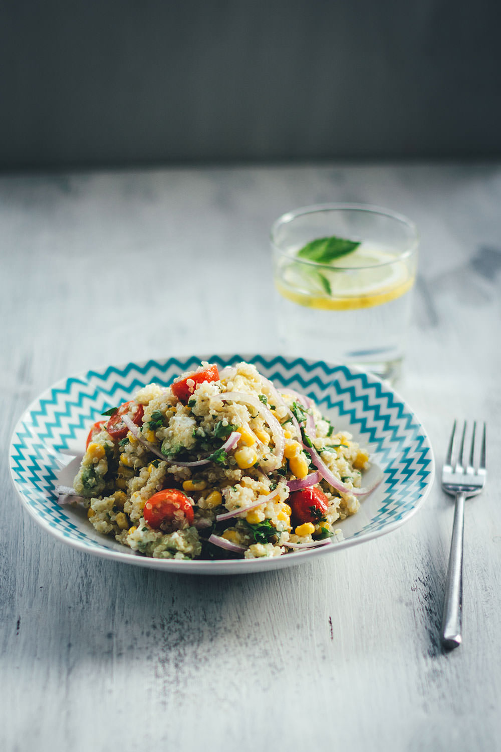 Rezept für sättigenden Sommer-Salat: erfrischender Quinoa-Salat | buntes Salatrezept mit Mais, Feta, Tomaten und Avocado | moeyskitchen.com #sommer #salat #sommersalat #quinoa #quinoasalat #rezepte #foodblogger #sommerrezept
