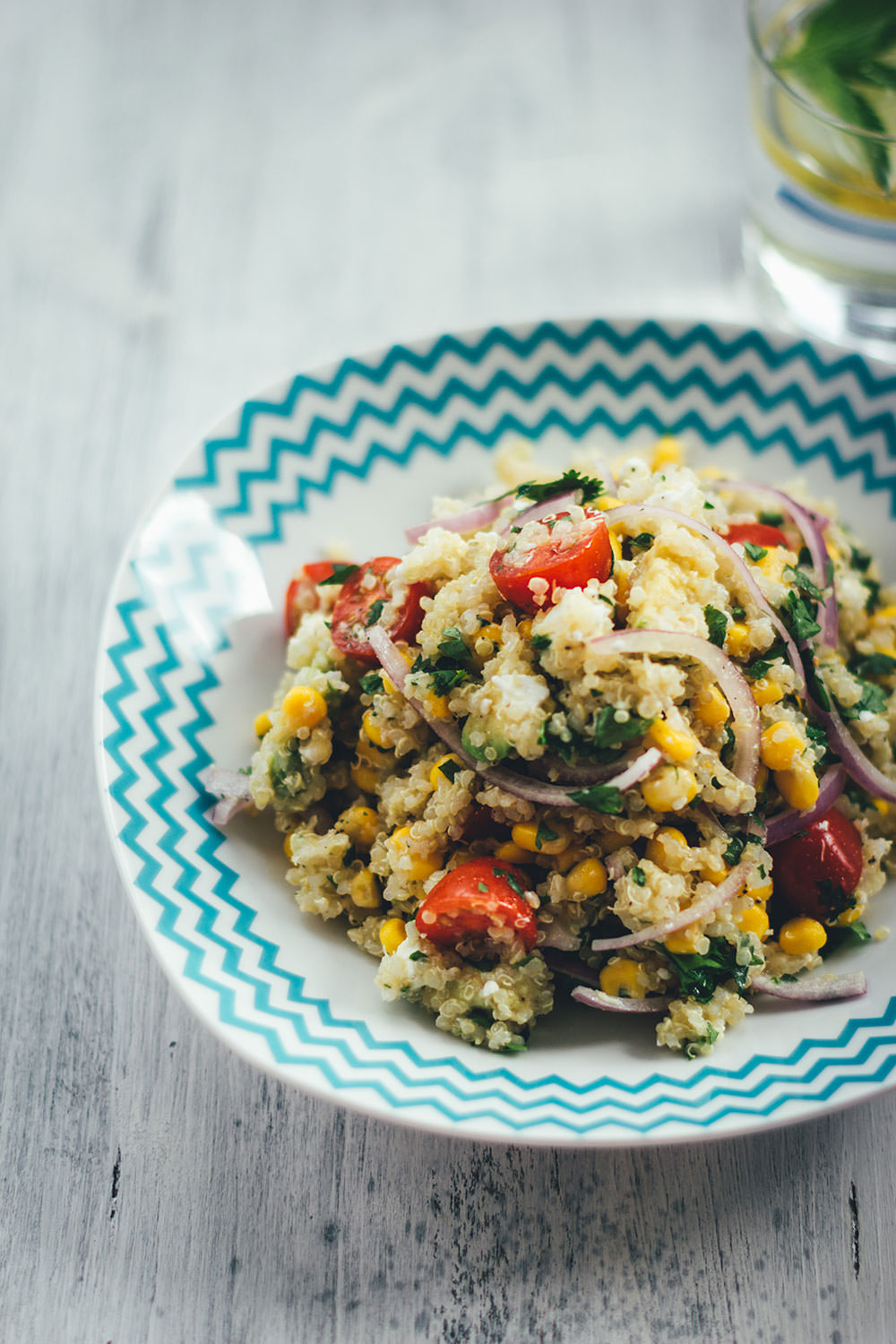 Rezept für sättigenden Sommer-Salat: erfrischender Quinoa-Salat | buntes Salatrezept mit Mais, Feta, Tomaten und Avocado | moeyskitchen.com #sommer #salat #sommersalat #quinoa #quinoasalat #rezepte #foodblogger #sommerrezept