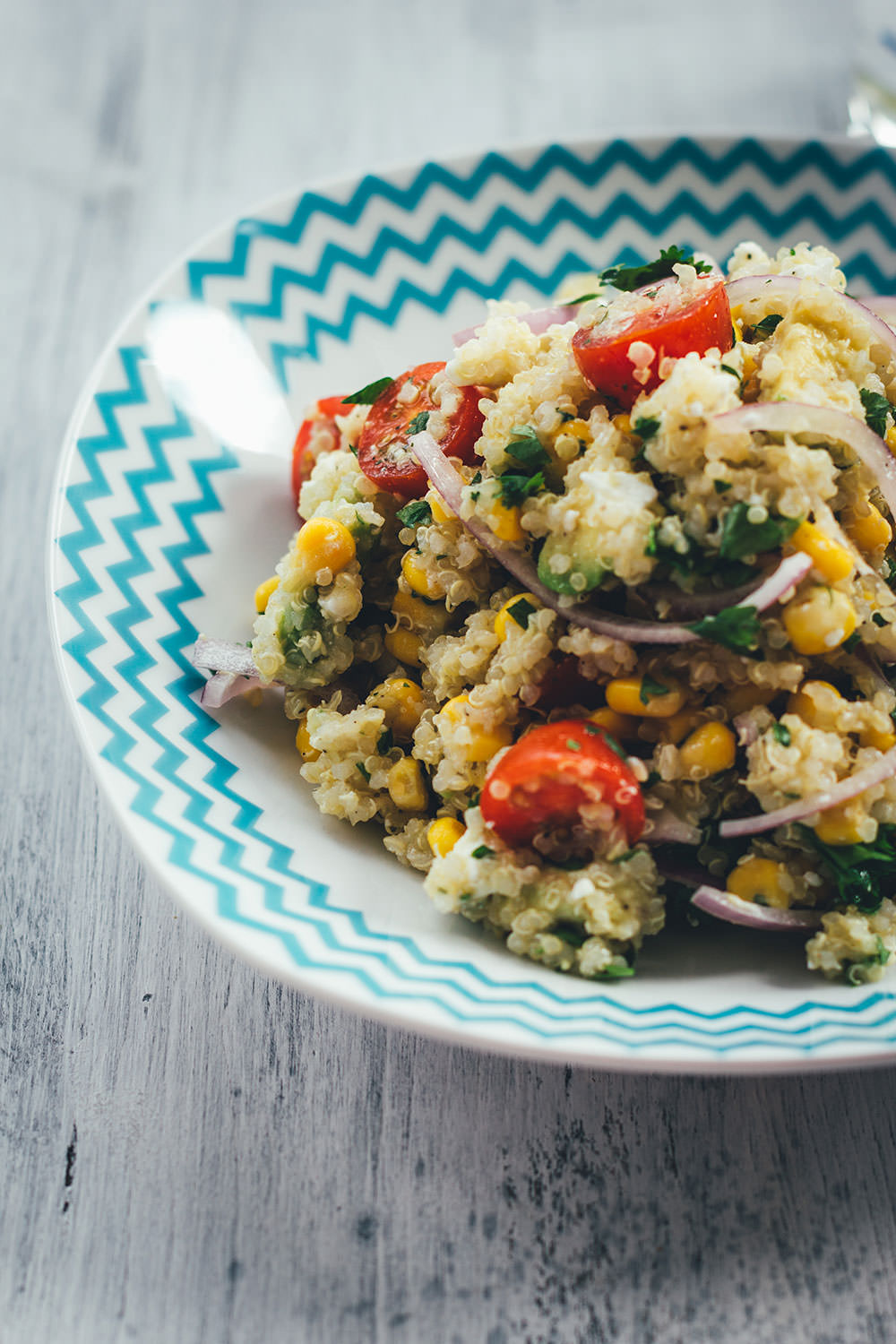 Rezept für sättigenden Sommer-Salat: erfrischender Quinoa-Salat | buntes Salatrezept mit Mais, Feta, Tomaten und Avocado | moeyskitchen.com #sommer #salat #sommersalat #quinoa #quinoasalat #rezepte #foodblogger #sommerrezept