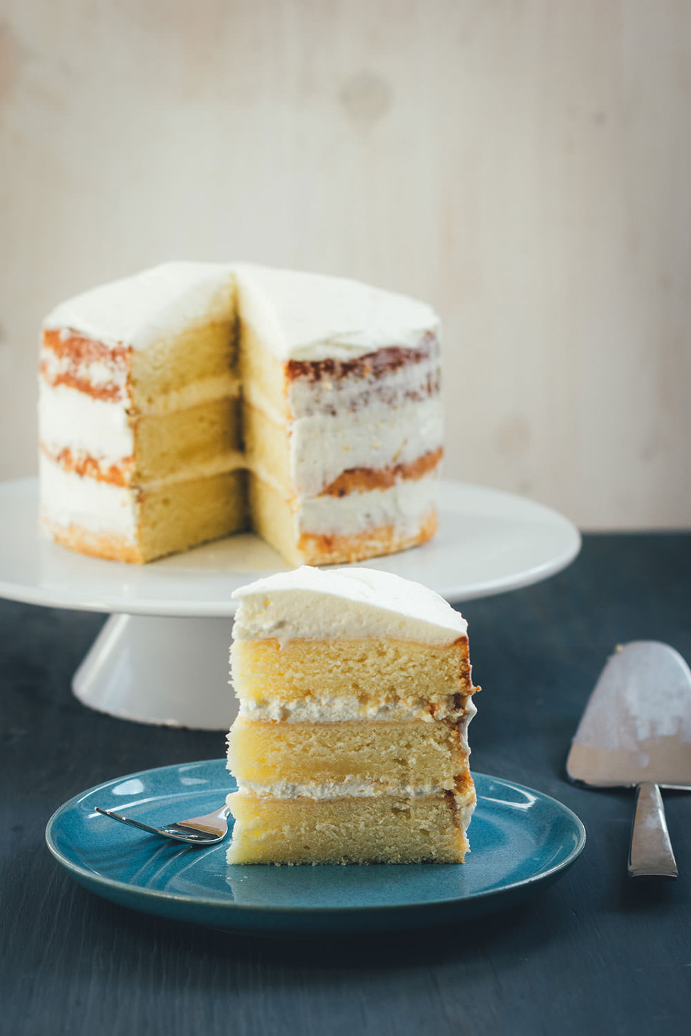Rezept für sommerliches Zitronen-Mascarpone-Törtchen | Naked Cake mit frischen Zitronen und Mascarpone | Torten backen einfach erklärt | moeyskitchen.com #torte #kuchen #backen #nakedcake #kuchenbacken #sommer #sommerrezept #rezepte #foodblogger #zitronen #mascarpone