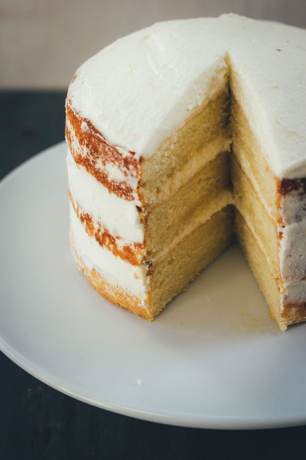 Rezept für sommerliches Zitronen-Mascarpone-Törtchen | Naked Cake mit frischen Zitronen und Mascarpone | Torten backen einfach erklärt | moeyskitchen.com #torte #kuchen #backen #nakedcake #kuchenbacken #sommer #sommerrezept #rezepte #foodblogger #zitronen #mascarpone