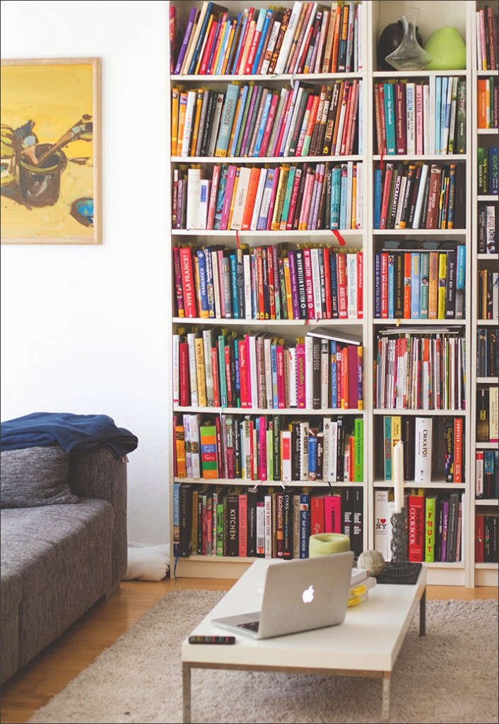 Wohnzimmer von moey's kitchen mit Bücherregal, Sofa und Wohnzimmertisch