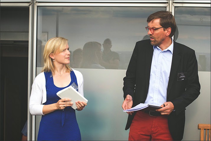 Barbara Wagner vom Informationsbüro für Chablis-Weine und Louis Moreau, Präsident der Sektion Chablis beim BIVB Chablis-Empfang auf der Terrasse des Osman 30 im KölnTurm im MediaPark