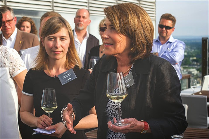 Sommelière Patricia Morozov und Winzerin Joëlle Bouchard, Repräsentantin des BIVB Chablis-Empfang auf der Terrasse des Osman 30 im KölnTurm im MediaPark
