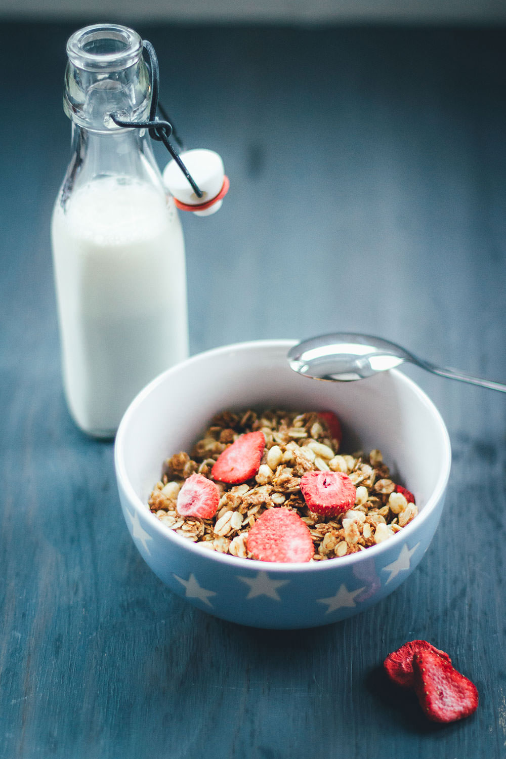 Rezept für Erdbeer-Crispie-Granola | Mein Müsli der Woche | leckeres Knuspermüsli mit gepufftem Dinkel und getrockneten Erdbeerstückchen | moeyskitchen.com #granola #knuspermüsli #muesli #selbstgemacht #homemade #foodblogger #rezepte #frühstück #breakfast #erdbeeren #strawberries #dinkel