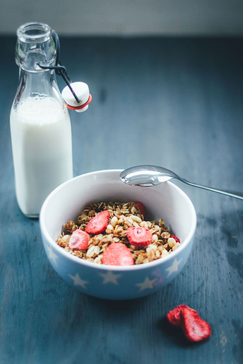 Rezept für Erdbeer-Crispie-Granola | Mein Müsli der Woche | leckeres Knuspermüsli mit gepufftem Dinkel und getrockneten Erdbeerstückchen | moeyskitchen.com #granola #knuspermüsli #muesli #selbstgemacht #homemade #foodblogger #rezepte #frühstück #breakfast #erdbeeren #strawberries #dinkel