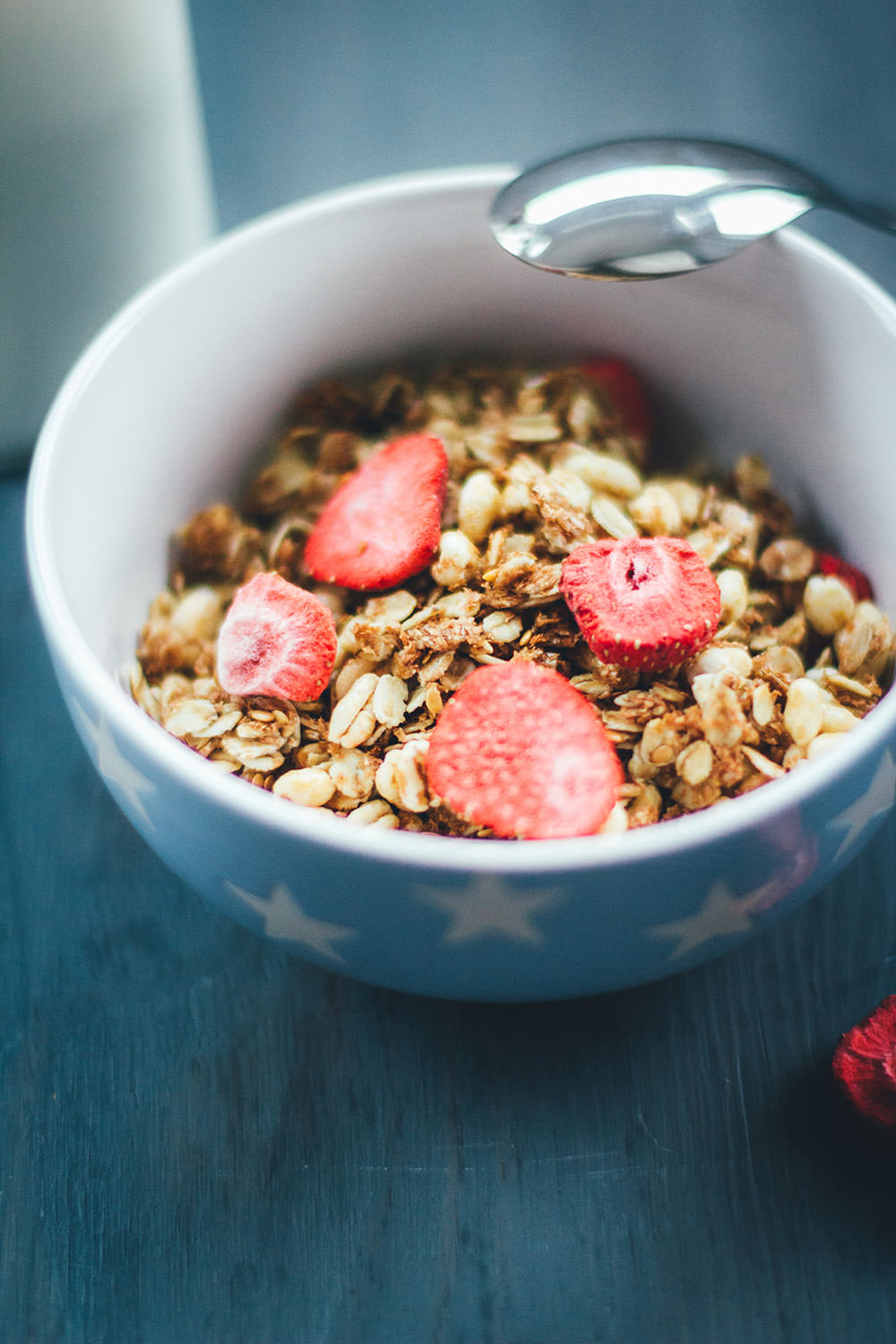 Rezept für Erdbeer-Crispie-Granola | Mein Müsli der Woche | leckeres Knuspermüsli mit gepufftem Dinkel und getrockneten Erdbeerstückchen | moeyskitchen.com #granola #knuspermüsli #muesli #selbstgemacht #homemade #foodblogger #rezepte #frühstück #breakfast #erdbeeren #strawberries #dinkel