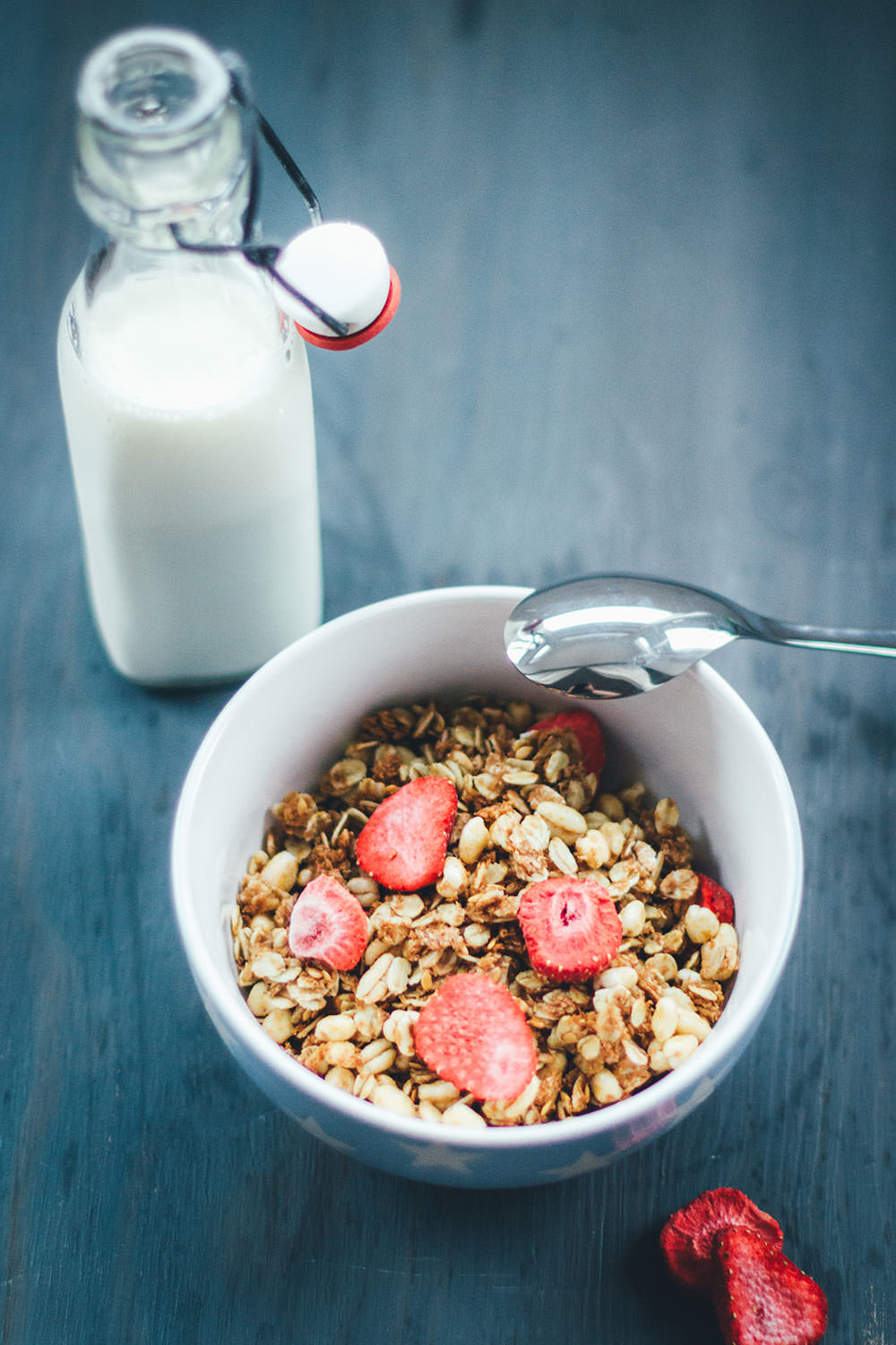 Rezept für Erdbeer-Crispie-Granola | Mein Müsli der Woche | leckeres Knuspermüsli mit gepufftem Dinkel und getrockneten Erdbeerstückchen | moeyskitchen.com #granola #knuspermüsli #muesli #selbstgemacht #homemade #foodblogger #rezepte #frühstück #breakfast #erdbeeren #strawberries #dinkel