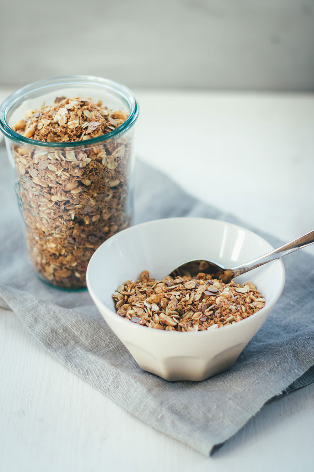 Rezept für Erdnuss-Crunch-Granola | Mein Müsli der Woche | Crunchiges Knuspermüsli mit Erdnussmus, gerösteten Erdnüssen und Vollmilch-Schokolade | moeyskitchen.com #granola #knuspermüsli #muesli #selbstgemacht #homemade #foodblogger #rezepte #frühstück #breakfast #erdnussmus #erdnussbutter #erdnüsse #schokolade #schoko #peanutbutter