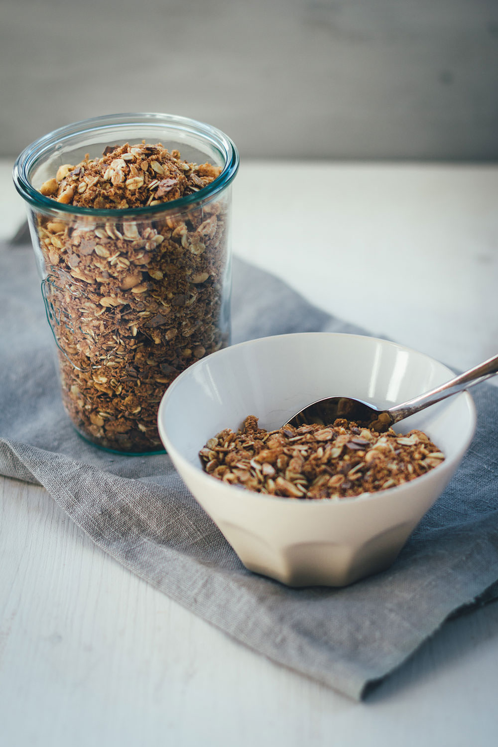 Rezept für Erdnuss-Crunch-Granola | Mein Müsli der Woche | Crunchiges Knuspermüsli mit Erdnussmus, gerösteten Erdnüssen und Vollmilch-Schokolade | moeyskitchen.com #granola #knuspermüsli #muesli #selbstgemacht #homemade #foodblogger #rezepte #frühstück #breakfast #erdnussmus #erdnussbutter #erdnüsse #schokolade #schoko #peanutbutter