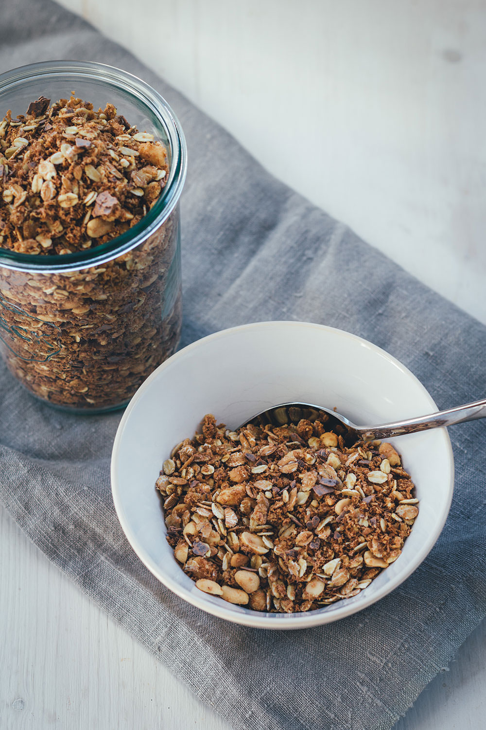 Rezept für Erdnuss-Crunch-Granola | Mein Müsli der Woche | Crunchiges Knuspermüsli mit Erdnussmus, gerösteten Erdnüssen und Vollmilch-Schokolade | moeyskitchen.com #granola #knuspermüsli #muesli #selbstgemacht #homemade #foodblogger #rezepte #frühstück #breakfast #erdnussmus #erdnussbutter #erdnüsse #schokolade #schoko #peanutbutter