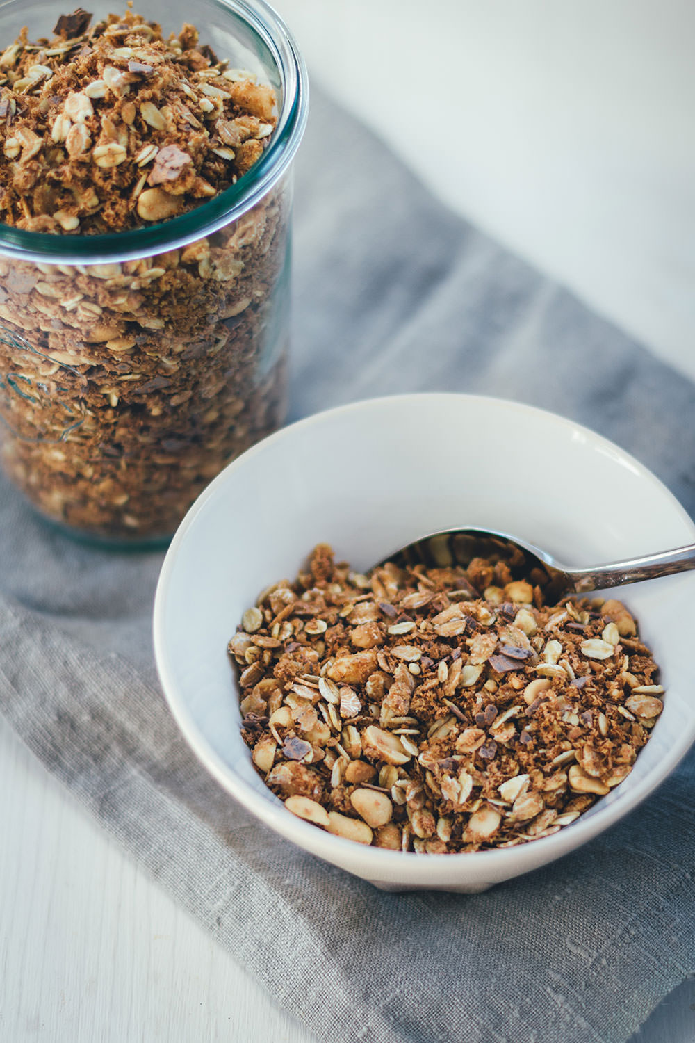 Rezept für Erdnuss-Crunch-Granola | Mein Müsli der Woche | Crunchiges Knuspermüsli mit Erdnussmus, gerösteten Erdnüssen und Vollmilch-Schokolade | moeyskitchen.com #granola #knuspermüsli #muesli #selbstgemacht #homemade #foodblogger #rezepte #frühstück #breakfast #erdnussmus #erdnussbutter #erdnüsse #schokolade #schoko #peanutbutter