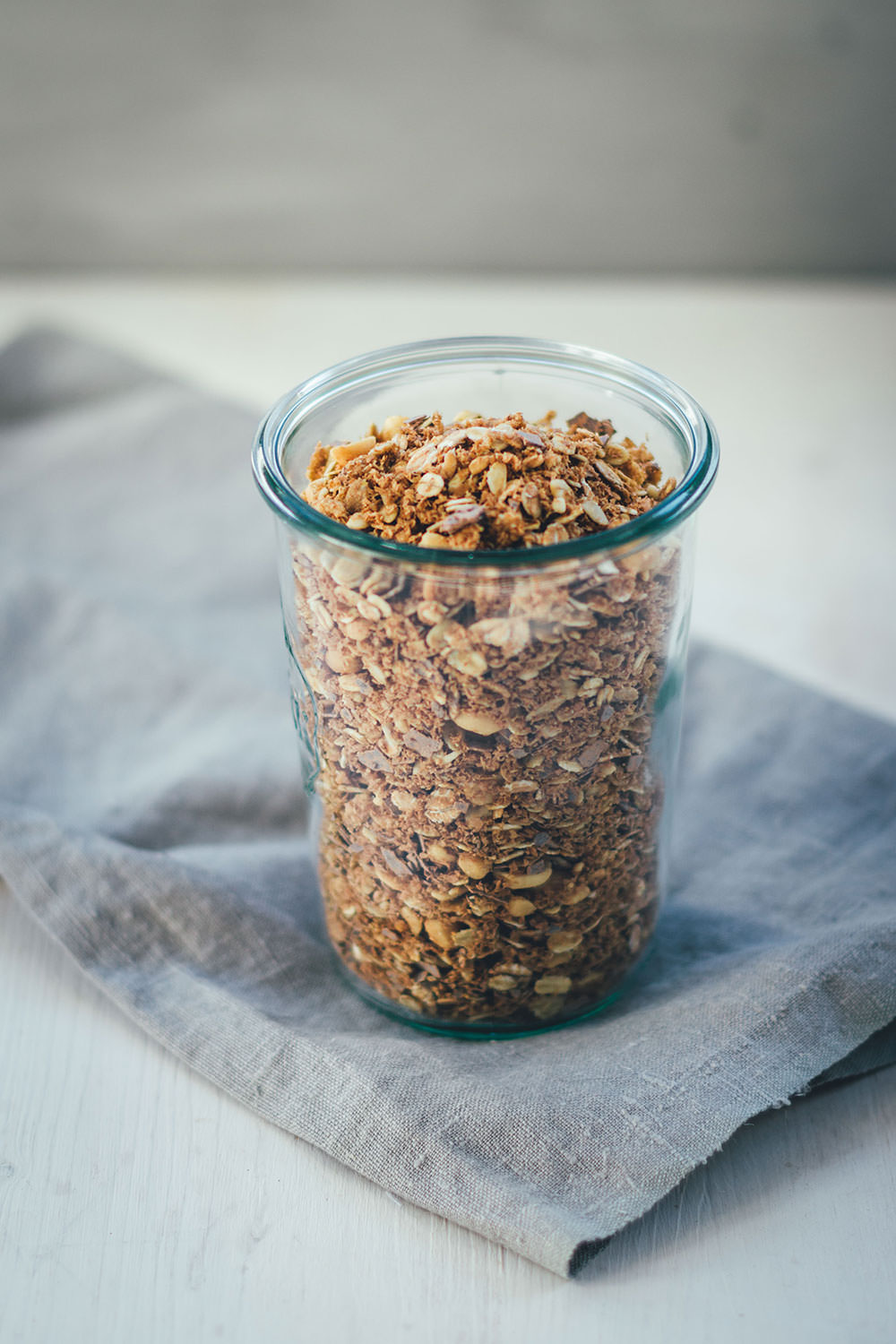 Rezept für Erdnuss-Crunch-Granola | Mein Müsli der Woche | Crunchiges Knuspermüsli mit Erdnussmus, gerösteten Erdnüssen und Vollmilch-Schokolade | moeyskitchen.com #granola #knuspermüsli #muesli #selbstgemacht #homemade #foodblogger #rezepte #frühstück #breakfast #erdnussmus #erdnussbutter #erdnüsse #schokolade #schoko #peanutbutter