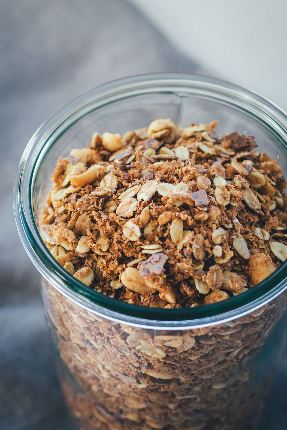 Rezept für Erdnuss-Crunch-Granola | Mein Müsli der Woche | Crunchiges Knuspermüsli mit Erdnussmus, gerösteten Erdnüssen und Vollmilch-Schokolade | moeyskitchen.com #granola #knuspermüsli #muesli #selbstgemacht #homemade #foodblogger #rezepte #frühstück #breakfast #erdnussmus #erdnussbutter #erdnüsse #schokolade #schoko #peanutbutter