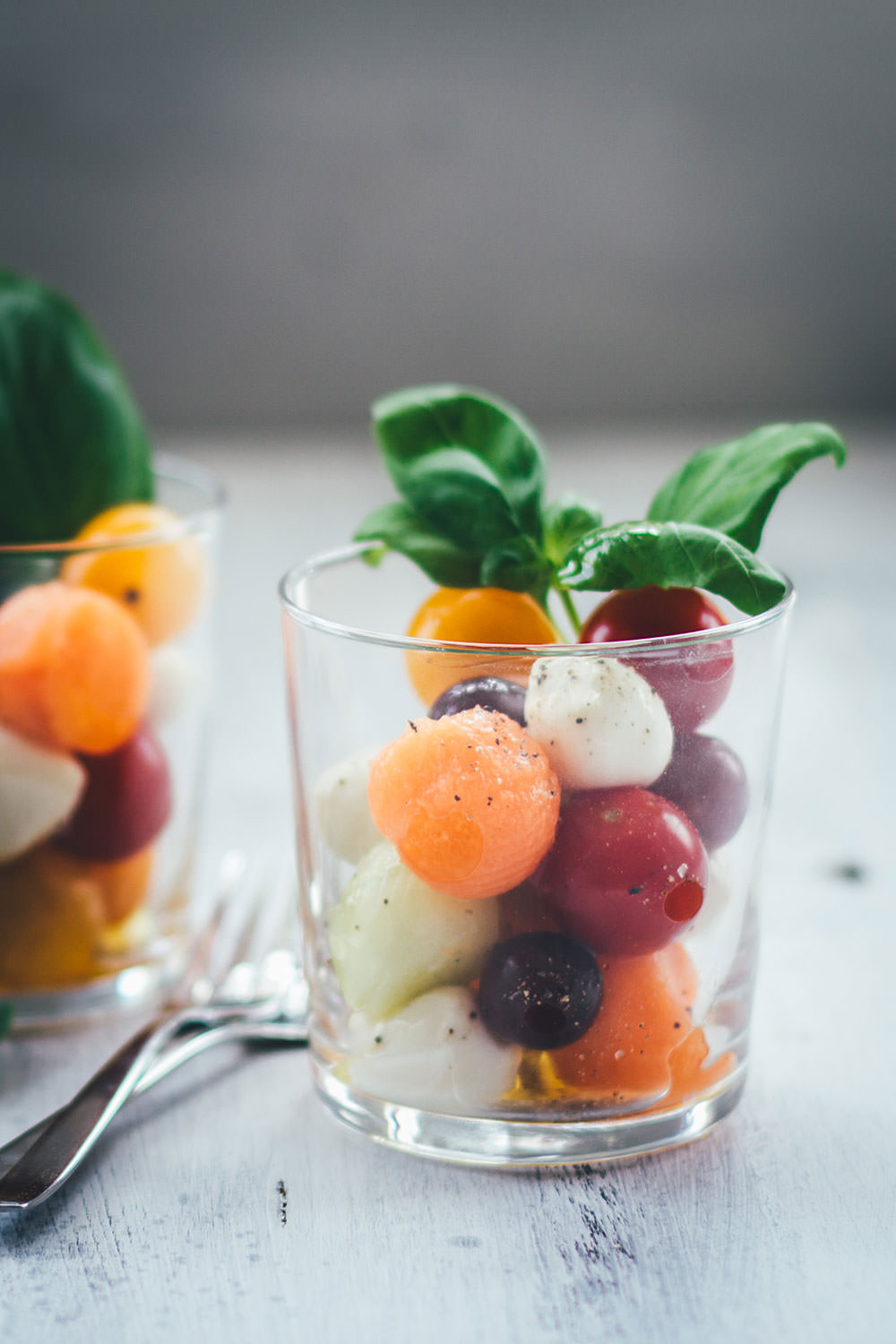 Sommerfrischer Kugelsalat - Das ist Obst und Gemüse in Kugelform ausgestochen, dazu Kirschtomaten, Mozzarellakugeln, Trauben usw. | Der perfekte Salat für BBQ, Picknick und Buffet | moeyskitchen.com #salat #sommersalat #kugelsalat #sommer #mozzarella #vegetarisch #tomaten #vinaigrette #foodblogger #rezepte #bbq #barbecue #picknick #grillparty