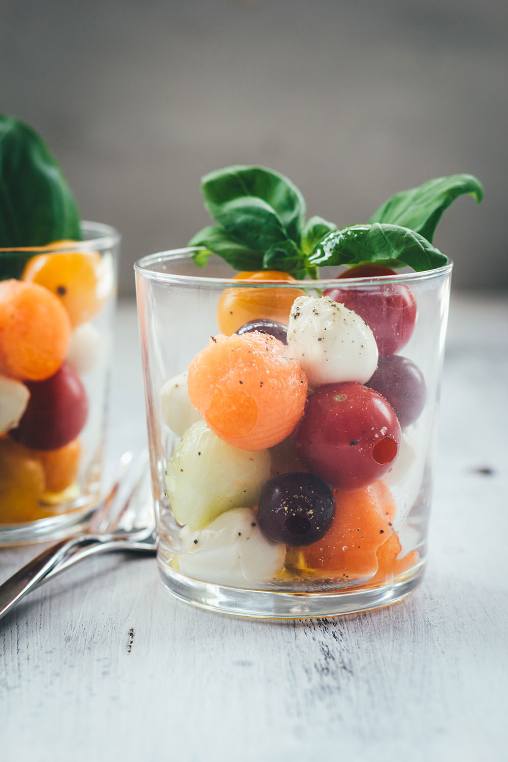 Sommerfrischer Kugelsalat - Das ist Obst und Gemüse in Kugelform ausgestochen, dazu Kirschtomaten, Mozzarellakugeln, Trauben usw. | Der perfekte Salat für BBQ, Picknick und Buffet | moeyskitchen.com #salat #sommersalat #kugelsalat #sommer #mozzarella #vegetarisch #tomaten #vinaigrette #foodblogger #rezepte #bbq #barbecue #picknick #grillparty
