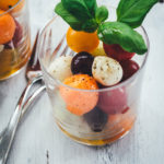 Sommerfrischer Kugelsalat - Das ist Obst und Gemüse in Kugelform ausgestochen, dazu Kirschtomaten, Mozzarellakugeln, Trauben usw. | Der perfekte Salat für BBQ, Picknick und Buffet | moeyskitchen.com #salat #sommersalat #kugelsalat #sommer #mozzarella #vegetarisch #tomaten #vinaigrette #foodblogger #rezepte #bbq #barbecue #picknick #grillparty