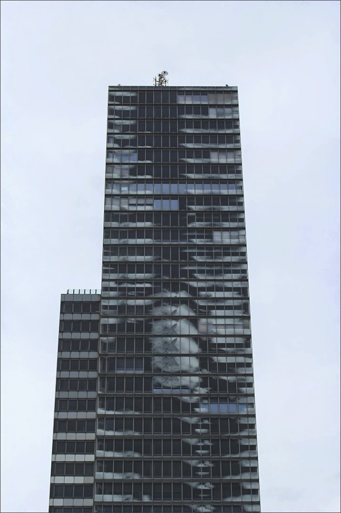 Der KölnTurm im Kölner MediaPark mit dem Restaurant Osman 30 im 30. Stock Bild von der Fassade des KölnTurm im Kölner MediaPark