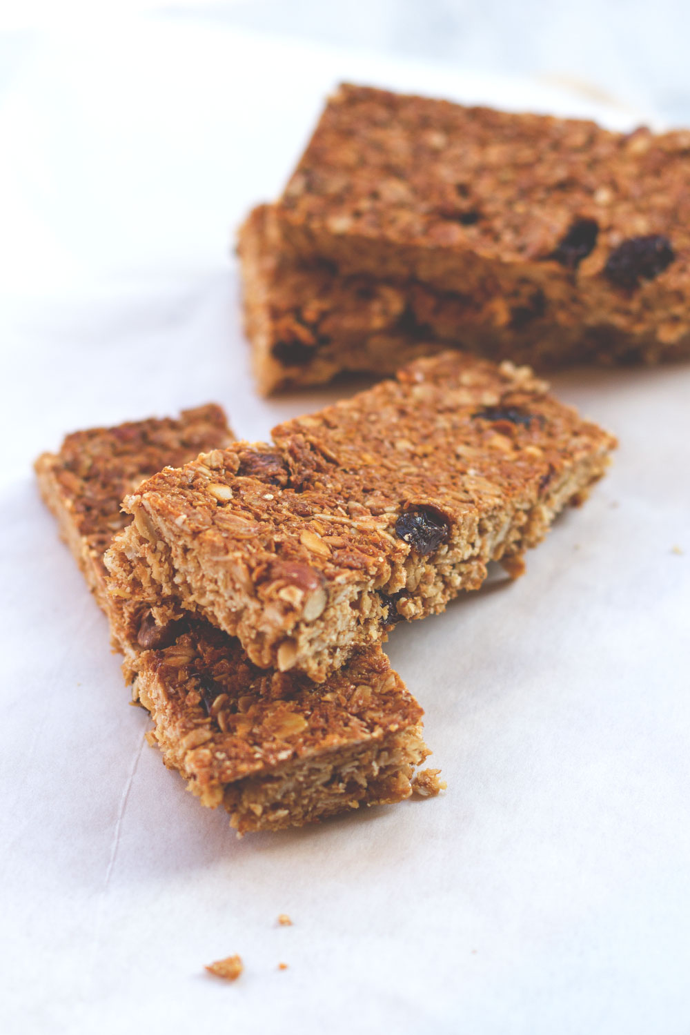 Rezept für knusprige Müsliriegel mit Studentenfutter | moeyskitchen.com