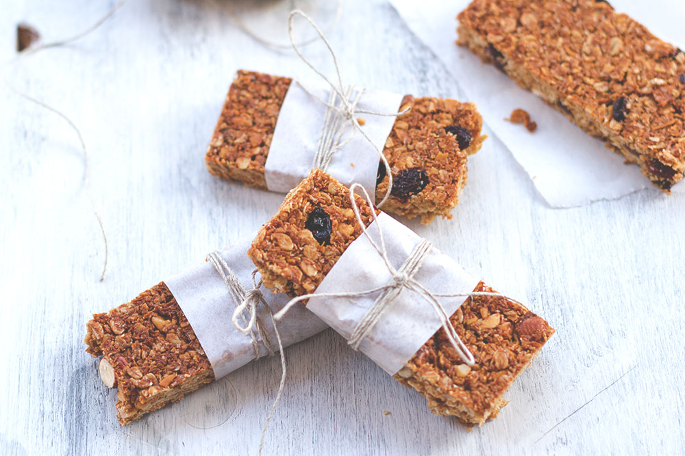 Rezept für knusprige Müsliriegel mit Studentenfutter | moeyskitchen.com