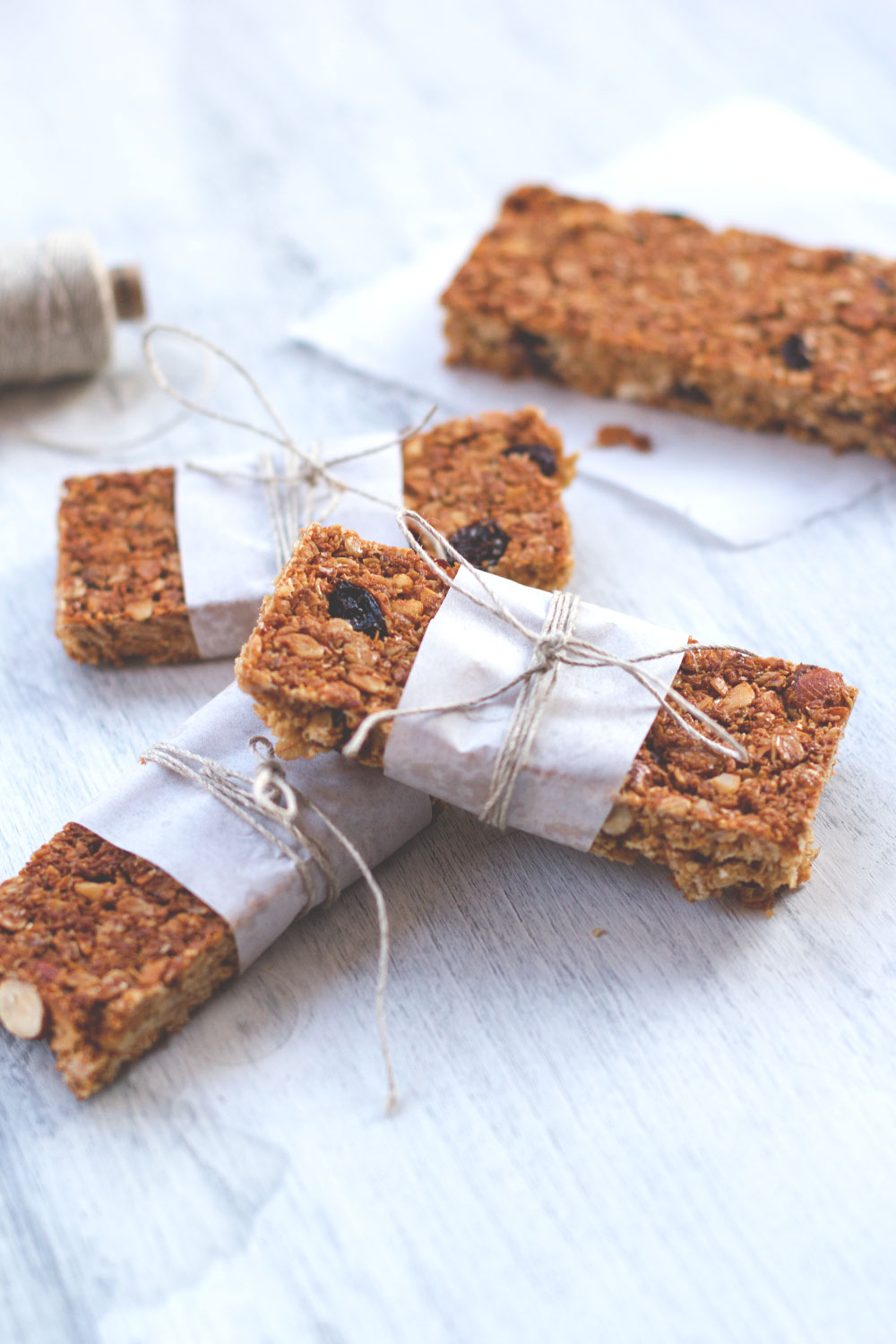 Rezept für knusprige Müsliriegel mit Studentenfutter | moeyskitchen.com