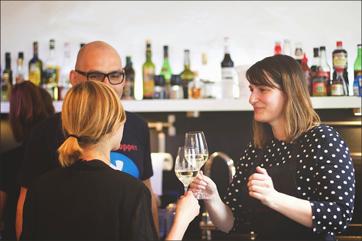 Die Gastgeberinnen von "Stadt Land Food", Supper Club zum Summer of Supper Die Gastgeberinnen: links: Sophia von Cucina Piccina, mitte: Kochschulen-Inhaber Marco, rechts: Simone von Pi mal Butter
