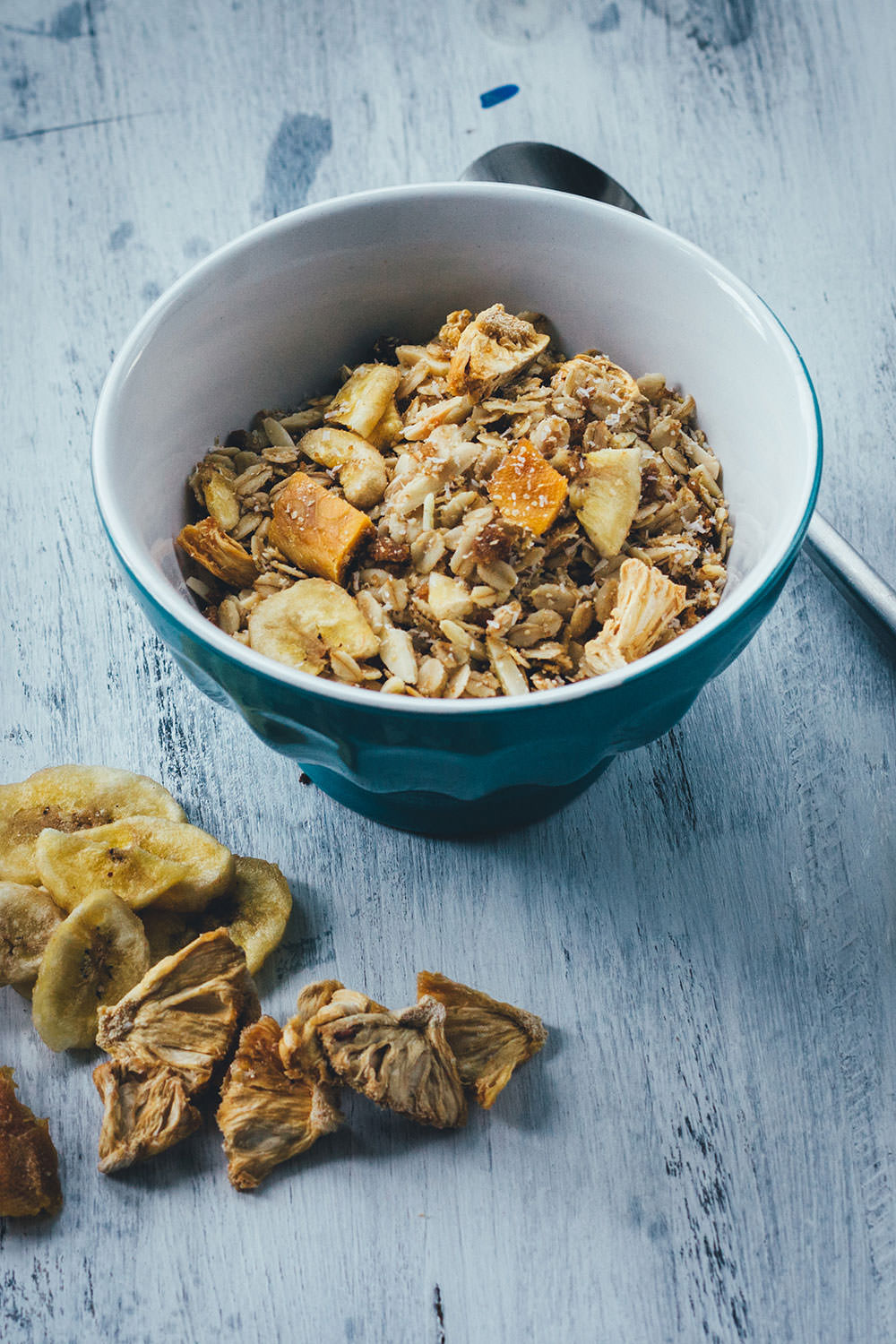 Rezept für Tropicana-Granola | Mein Müsli der Woche | Exotisches Knuspermüsli mit Mango, Banane, Ananas und Kokos | moeyskitchen.com #granola #knuspermüsli #muesli #selbstgemacht #homemade #foodblogger #rezepte #frühstück #breakfast #mango #banane #ananas #kokos