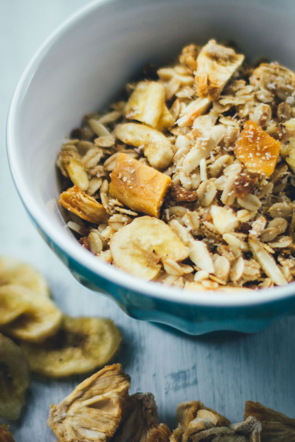 Rezept für Tropicana-Granola | Mein Müsli der Woche | Exotisches Knuspermüsli mit Mango, Banane, Ananas und Kokos | moeyskitchen.com #granola #knuspermüsli #muesli #selbstgemacht #homemade #foodblogger #rezepte #frühstück #breakfast #mango #banane #ananas #kokos