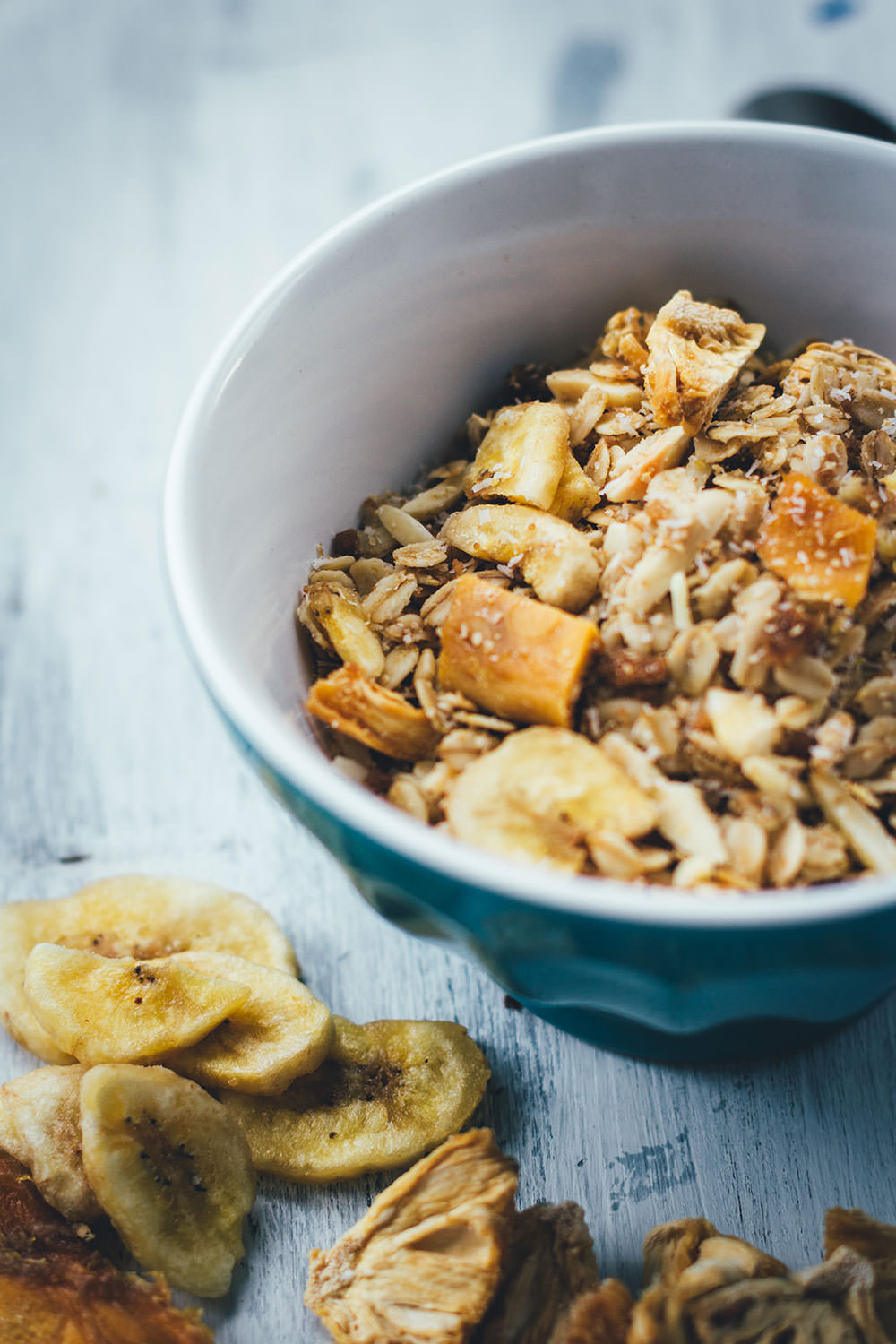Rezept für Tropicana-Granola | Mein Müsli der Woche | Exotisches Knuspermüsli mit Mango, Banane, Ananas und Kokos | moeyskitchen.com #granola #knuspermüsli #muesli #selbstgemacht #homemade #foodblogger #rezepte #frühstück #breakfast #mango #banane #ananas #kokos
