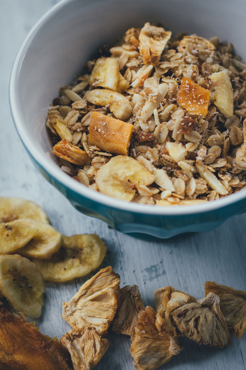 Rezept für Tropicana-Granola | Mein Müsli der Woche | Exotisches Knuspermüsli mit Mango, Banane, Ananas und Kokos | moeyskitchen.com #granola #knuspermüsli #muesli #selbstgemacht #homemade #foodblogger #rezepte #frühstück #breakfast #mango #banane #ananas #kokos