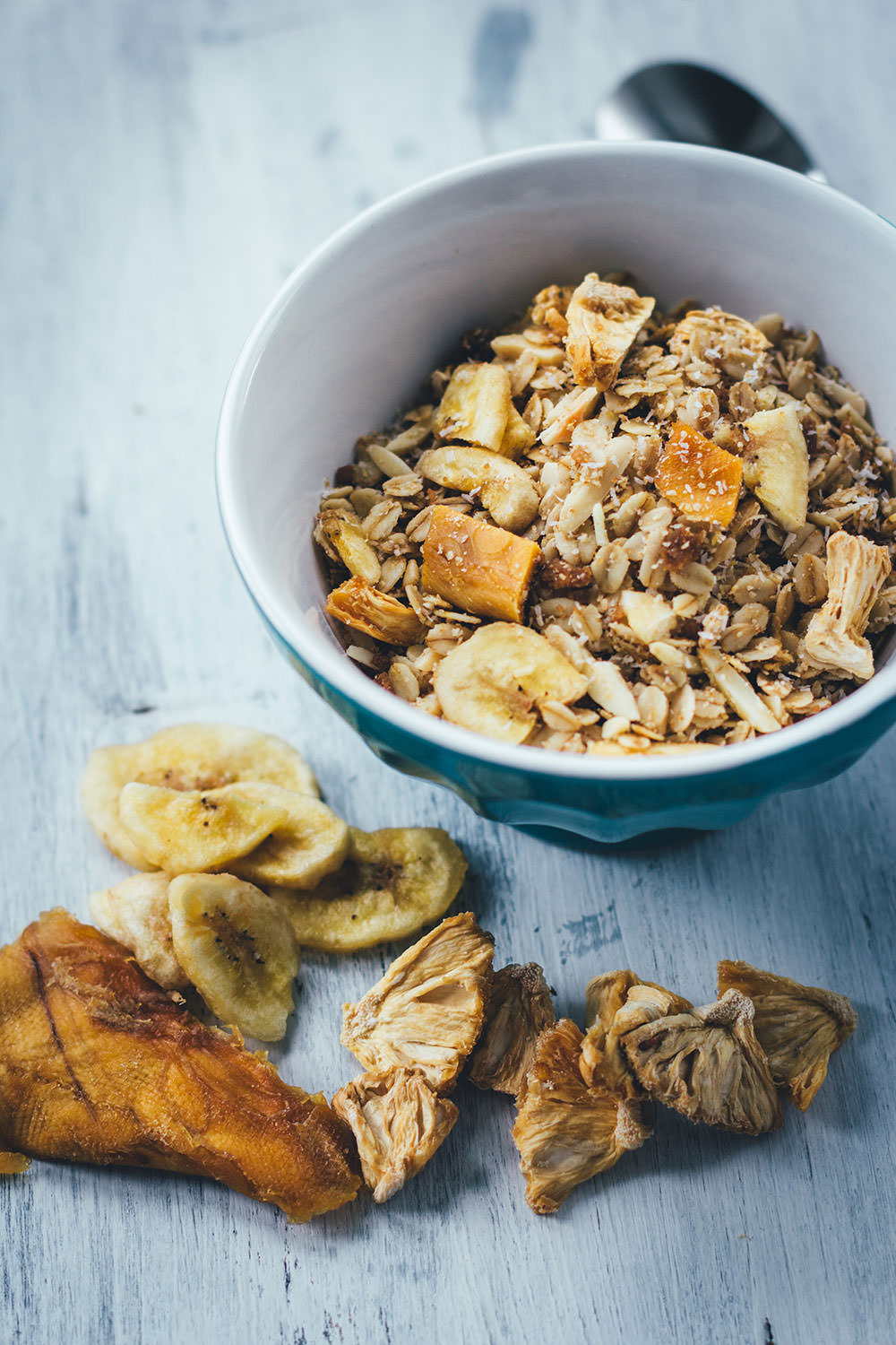 Rezept für Tropicana-Granola | Mein Müsli der Woche | Exotisches Knuspermüsli mit Mango, Banane, Ananas und Kokos | moeyskitchen.com #granola #knuspermüsli #muesli #selbstgemacht #homemade #foodblogger #rezepte #frühstück #breakfast #mango #banane #ananas #kokos