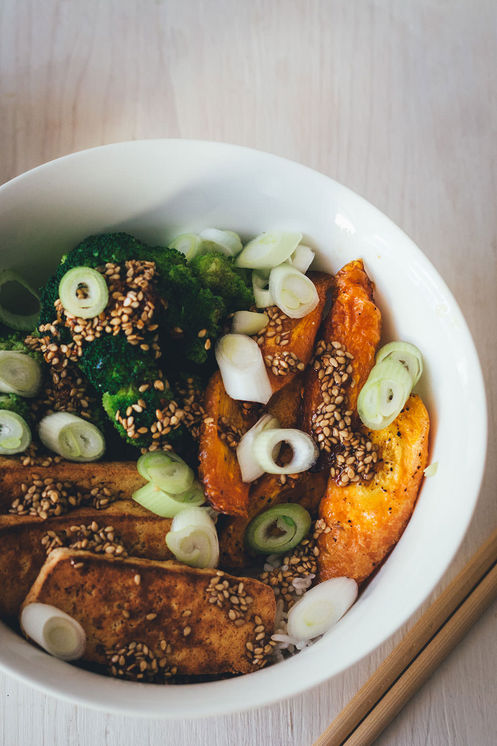 Rezept für vegane Bowl mit Reis, ofengerösteten Möhren, gedünstetem Brokkoli und knusprigem Tofu | moeyskitchen.com #bowl #vegan #kochen #reis #reisgericht #tofu #brokkoli #möhren #rezepte #foodblogger #buddhabowl