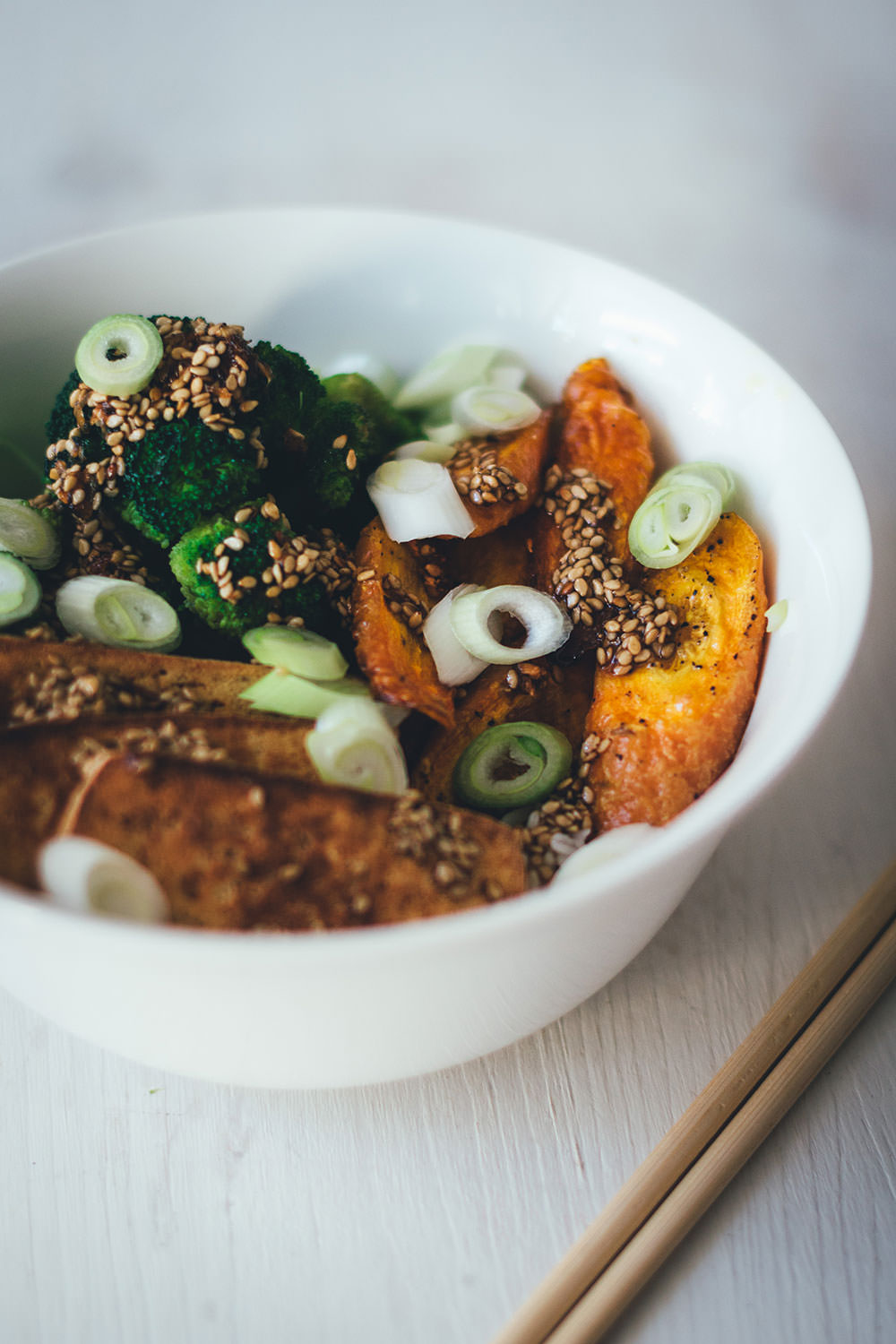 Rezept für vegane Bowl mit Reis, ofengerösteten Möhren, gedünstetem Brokkoli und knusprigem Tofu | moeyskitchen.com #bowl #vegan #kochen #reis #reisgericht #tofu #brokkoli #möhren #rezepte #foodblogger #buddhabowl