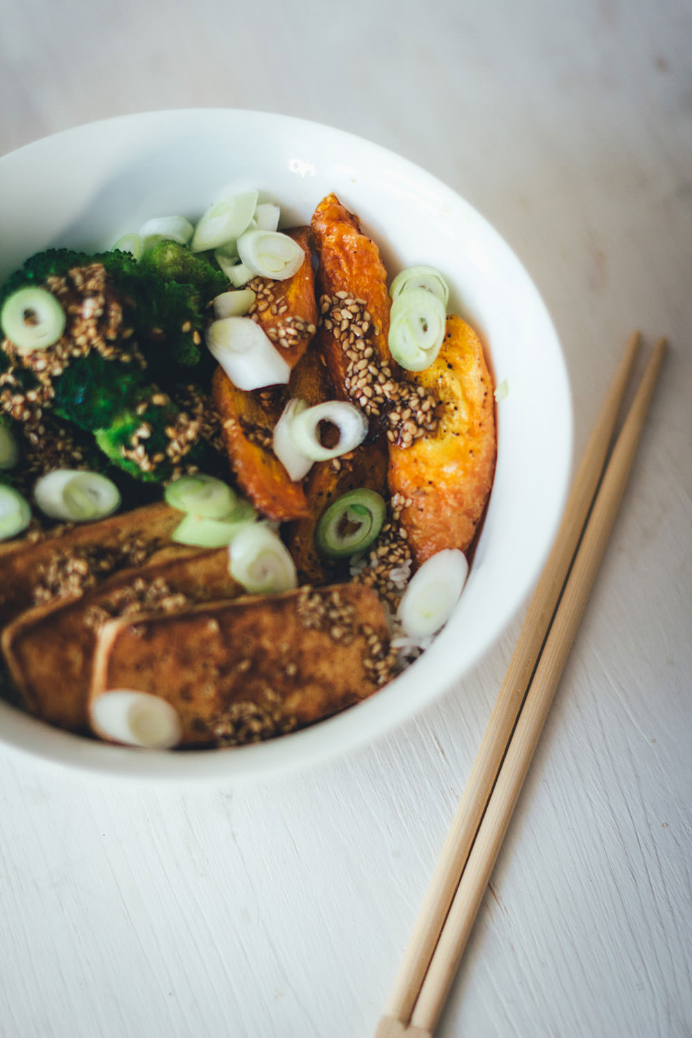 Rezept für vegane Bowl mit Reis, ofengerösteten Möhren, gedünstetem Brokkoli und knusprigem Tofu | moeyskitchen.com #bowl #vegan #kochen #reis #reisgericht #tofu #brokkoli #möhren #rezepte #foodblogger #buddhabowl
