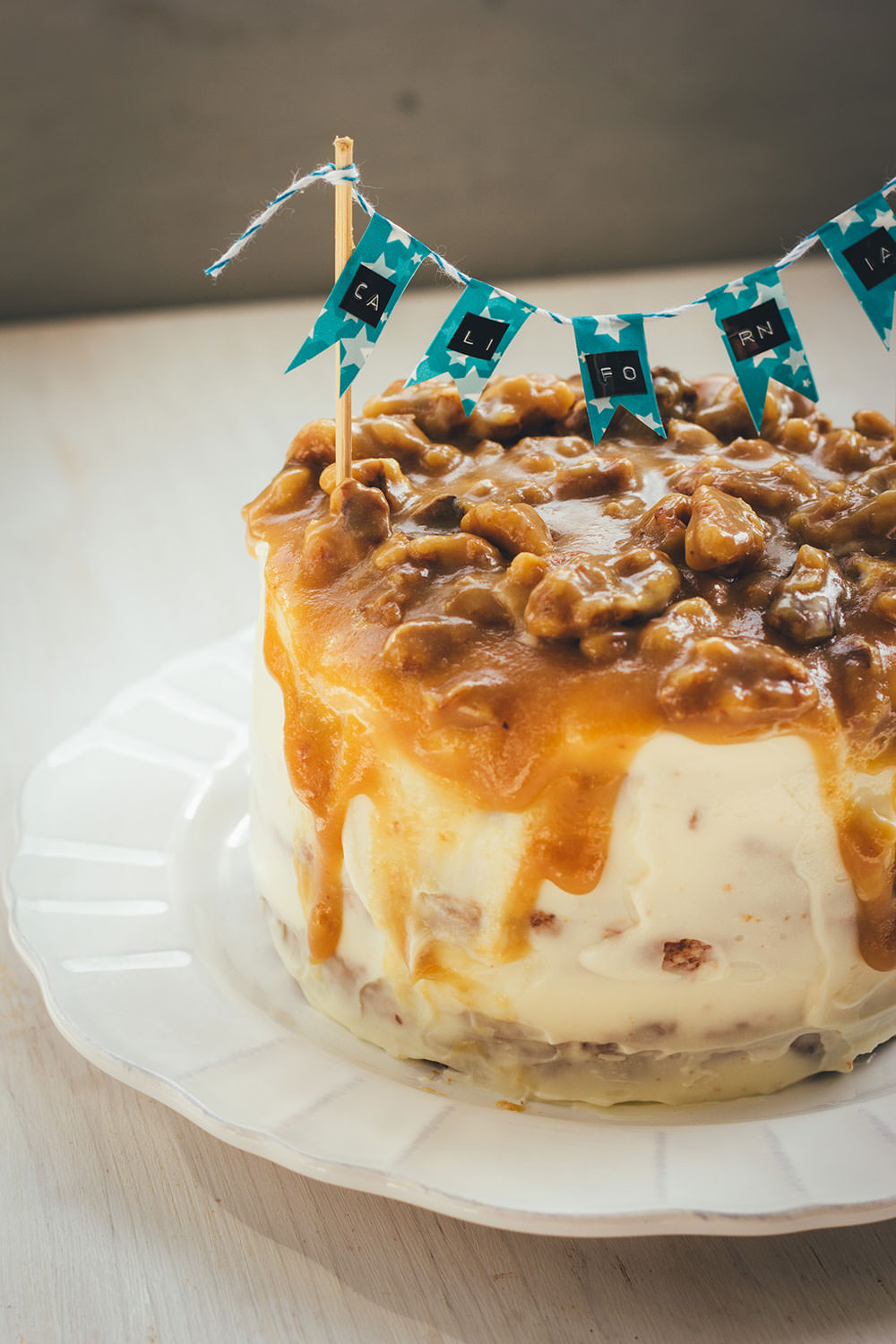 Rezept für Walnuss Törtchen mit Walnuss-Biskuit, Cream Cheese Frosting und Walnuss-Karamell | eine Ode an die kalifornische Küche | moeyskitchen.com #torte #törtchen #backen #kuchenbacken #walnuss #creamcheese #frosting #karamell #rezepte #kalifornien #california #foodblogger