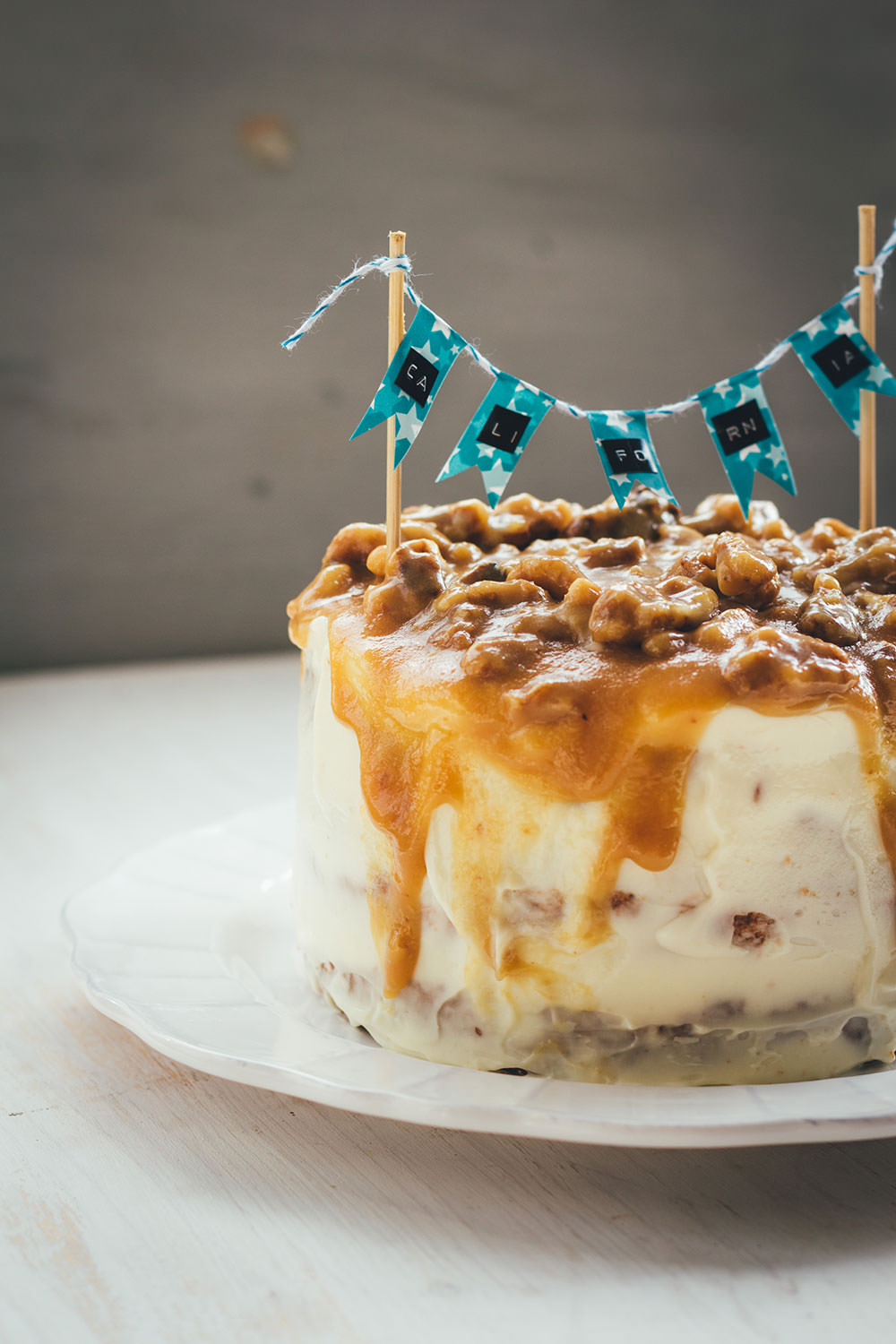 Rezept für Walnuss Törtchen mit Walnuss-Biskuit, Cream Cheese Frosting und Walnuss-Karamell | eine Ode an die kalifornische Küche | moeyskitchen.com #torte #törtchen #backen #kuchenbacken #walnuss #creamcheese #frosting #karamell #rezepte #kalifornien #california #foodblogger