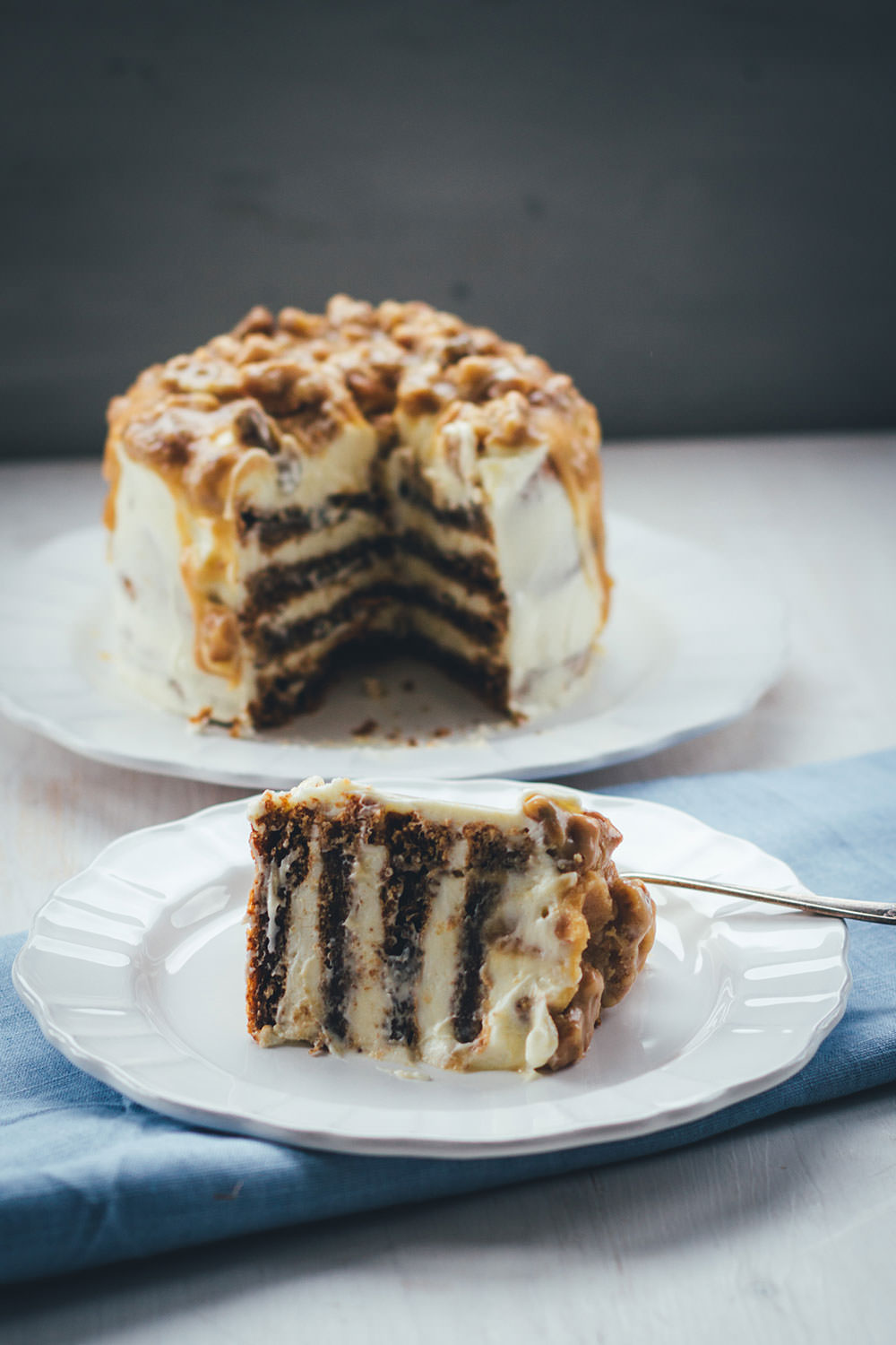 Rezept für Walnuss Törtchen mit Walnuss-Biskuit, Cream Cheese Frosting und Walnuss-Karamell | eine Ode an die kalifornische Küche | moeyskitchen.com #torte #törtchen #backen #kuchenbacken #walnuss #creamcheese #frosting #karamell #rezepte #kalifornien #california #foodblogger
