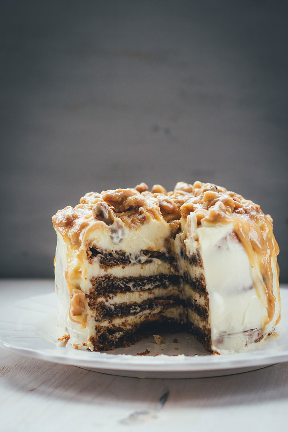 Rezept für Walnuss Törtchen mit Walnuss-Biskuit, Cream Cheese Frosting und Walnuss-Karamell | eine Ode an die kalifornische Küche | moeyskitchen.com #torte #törtchen #backen #kuchenbacken #walnuss #creamcheese #frosting #karamell #rezepte #kalifornien #california #foodblogger