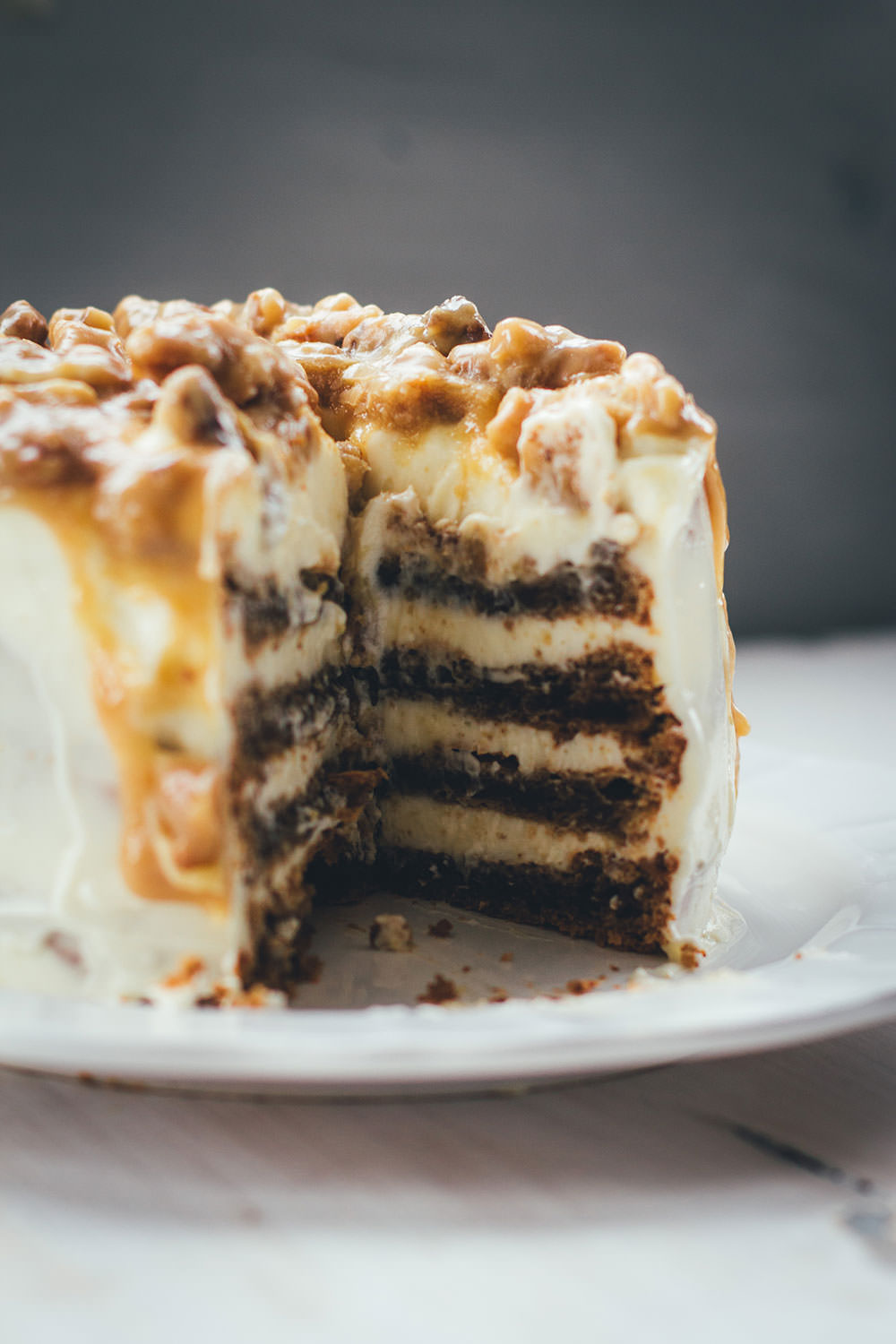 Rezept für Walnuss Törtchen mit Walnuss-Biskuit, Cream Cheese Frosting und Walnuss-Karamell | eine Ode an die kalifornische Küche | moeyskitchen.com #torte #törtchen #backen #kuchenbacken #walnuss #creamcheese #frosting #karamell #rezepte #kalifornien #california #foodblogger