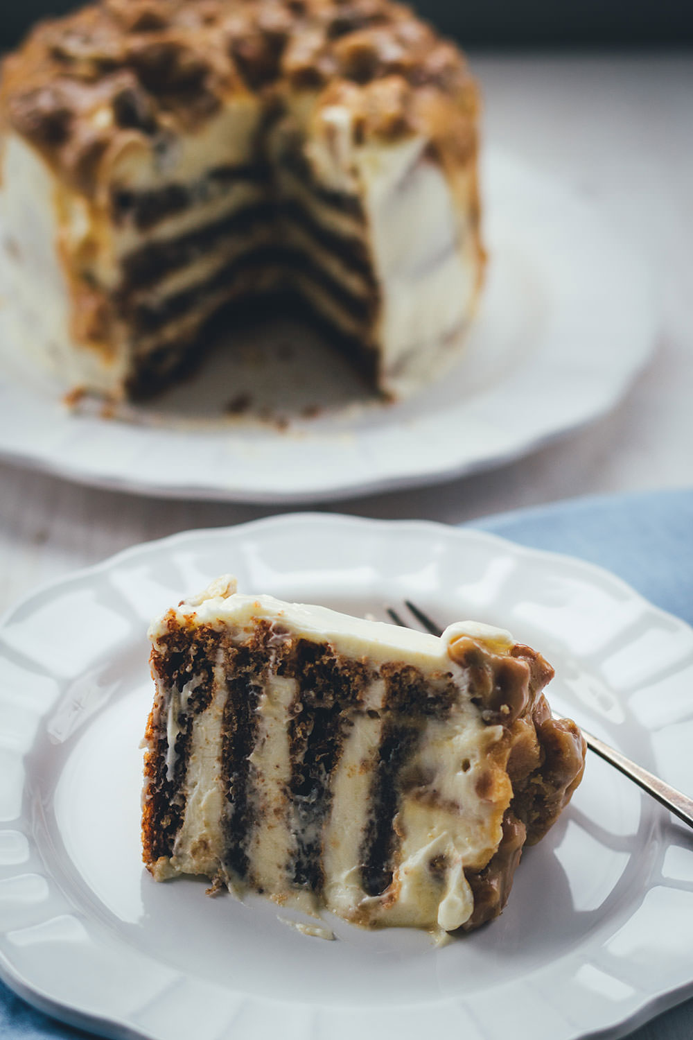 Rezept für Walnuss Törtchen mit Walnuss-Biskuit, Cream Cheese Frosting und Walnuss-Karamell | eine Ode an die kalifornische Küche | moeyskitchen.com #torte #törtchen #backen #kuchenbacken #walnuss #creamcheese #frosting #karamell #rezepte #kalifornien #california #foodblogger